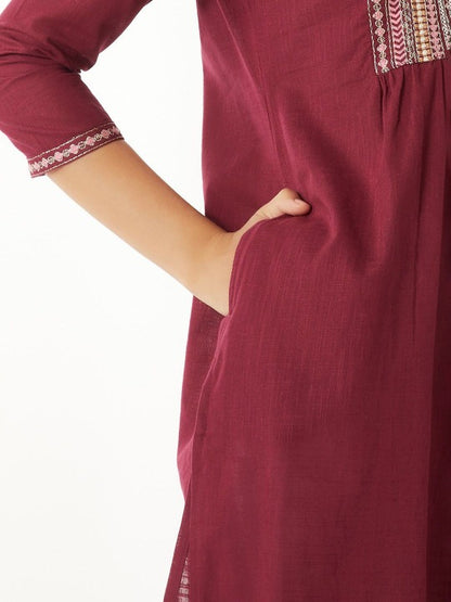 Women Embellished Thread Work Kurta