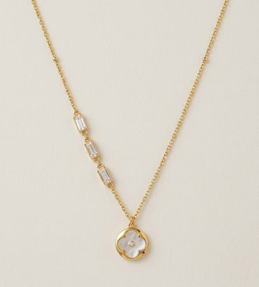 Elegant White Clover Gold Pendant Necklace for Women