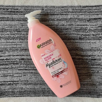 GARNIERS SAKURA GLOW HYALURON SERUM BODY LOTION 400Ml