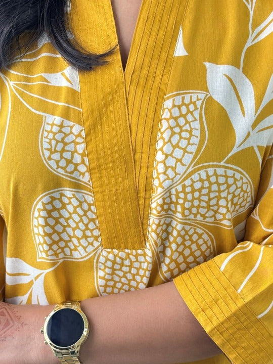 Women Floral Printed Regular Kurta with Trousers