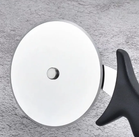 Pizza Cutter Plastic Handled Light Weights Sharp Blade Very Convenient