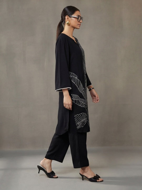Smart Women Ethnic Motifs Embroidered Regular Thread Work Kurta with Trousers