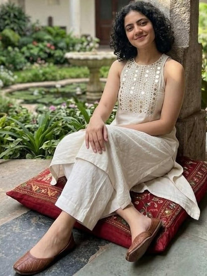 Women Floral Embroidered Regular Kurta with Trousers